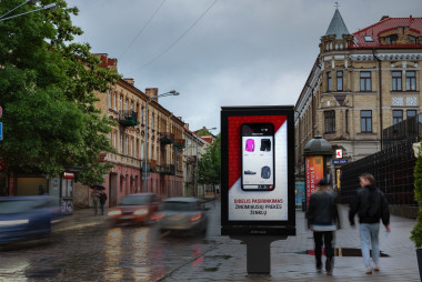 Connected outdoor ads: Real-time control via wireless router