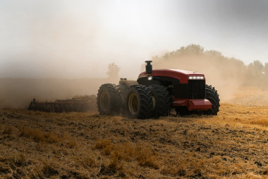 Smart Farming mit einem 5G-Router für landwirtschaftliche Traktoren